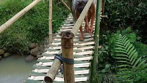 Perbaiki Jembatan Pelosok Desa Pesanggrahan